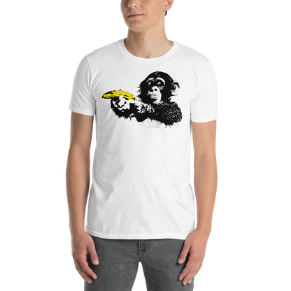 hombre con camiseta monkey with banana banksy blanca