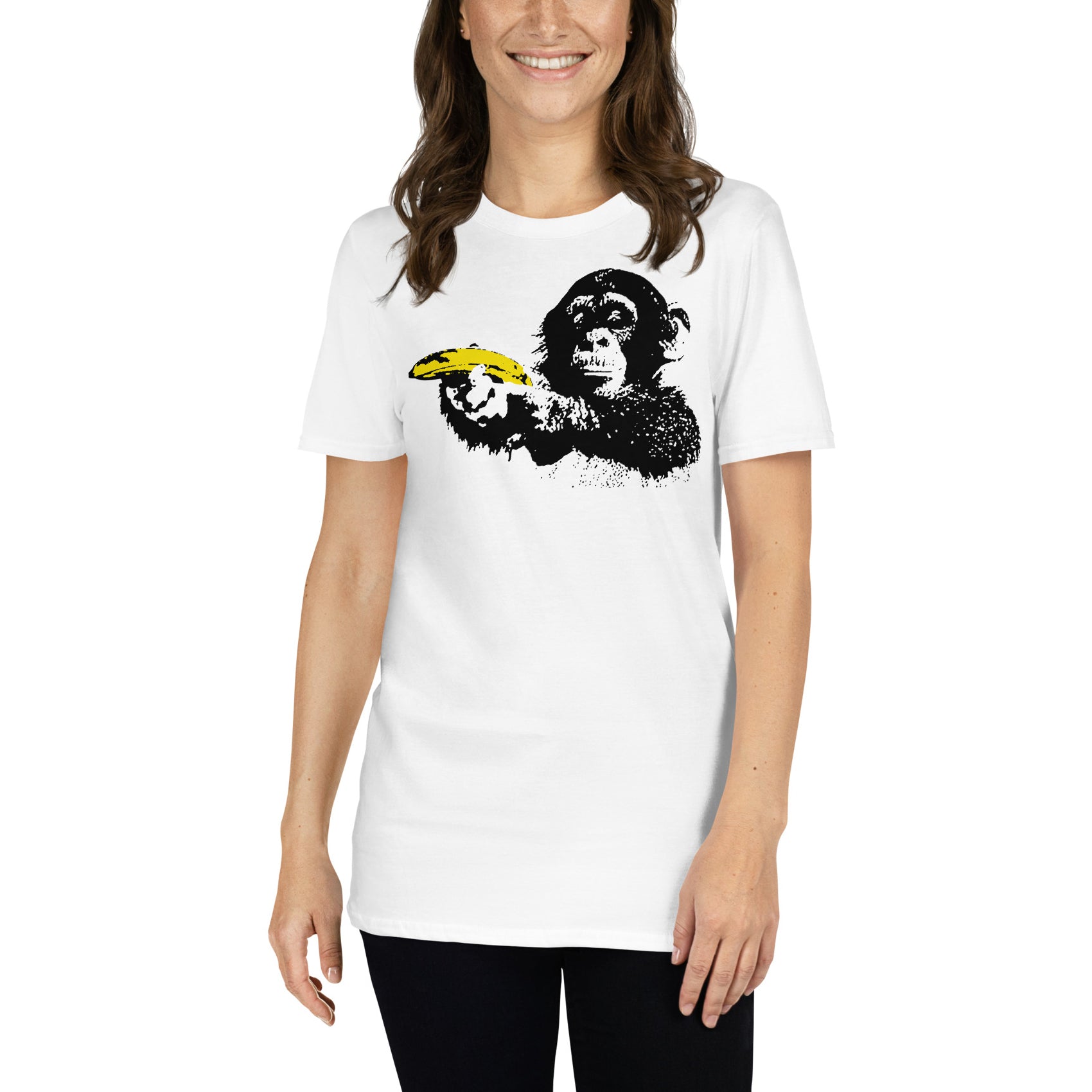 mujer con camiseta monkey with banana banksy blanca