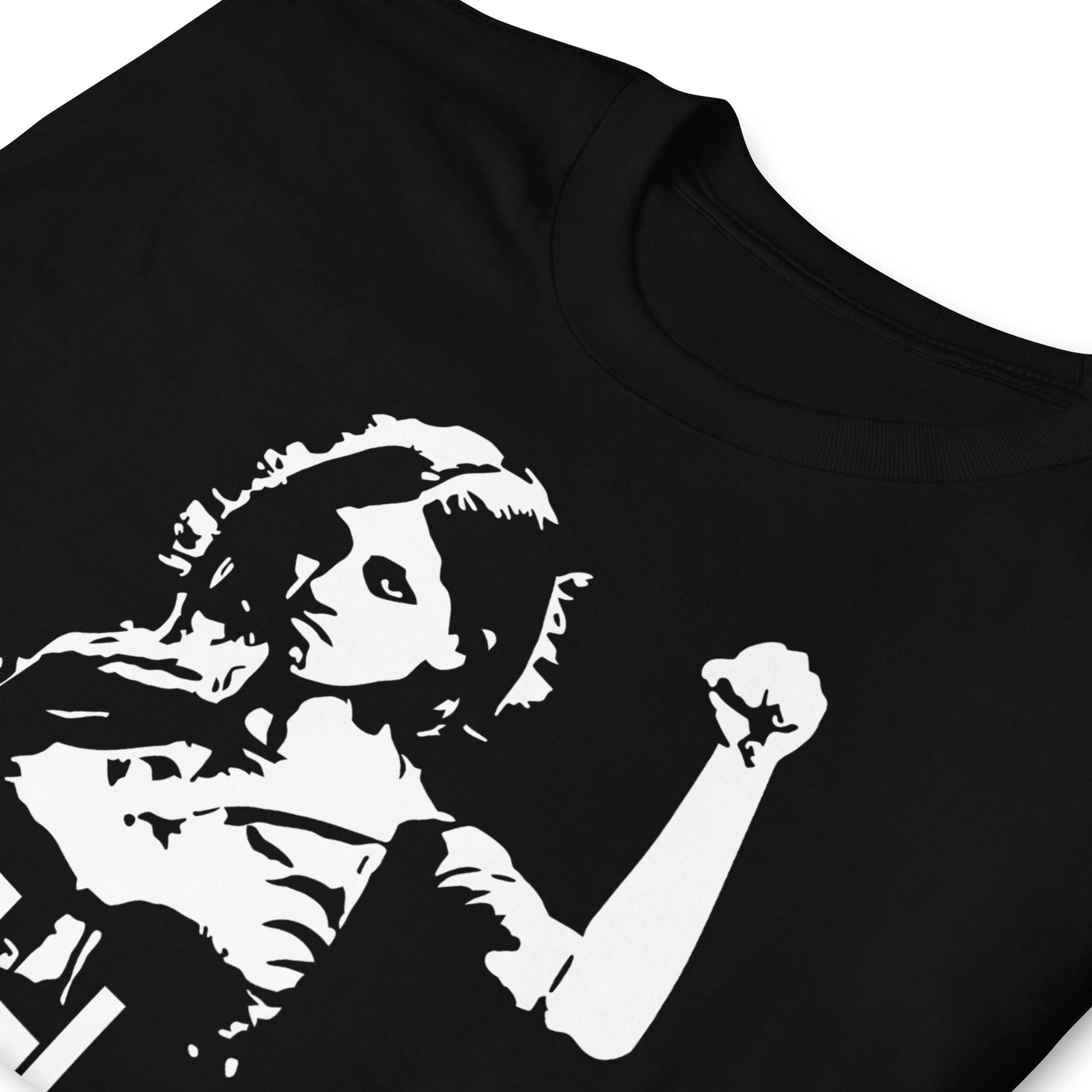detalle de camiseta mujer empoderada girl power negra