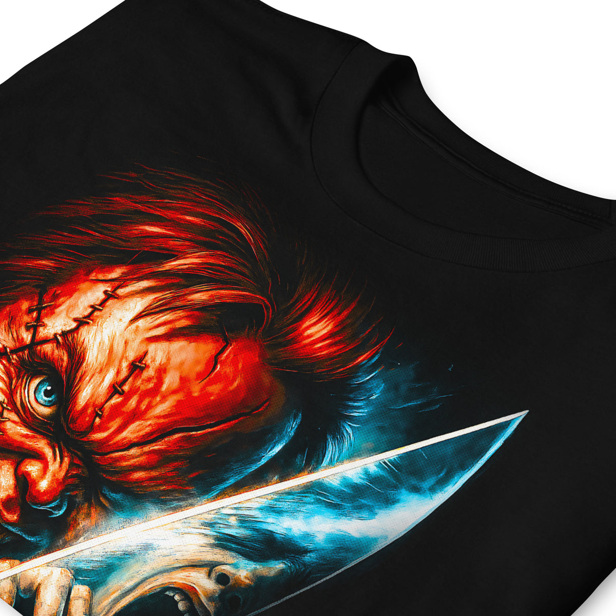 Detalle de camiseta negra Muñeco Diabólico inspirada en Chucky con cuchillo