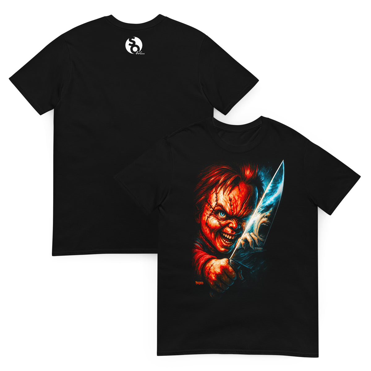 Camiseta negra Muñeco Diabólico inspirada en Chucky con cuchillo delante y logo SO Wear detrás