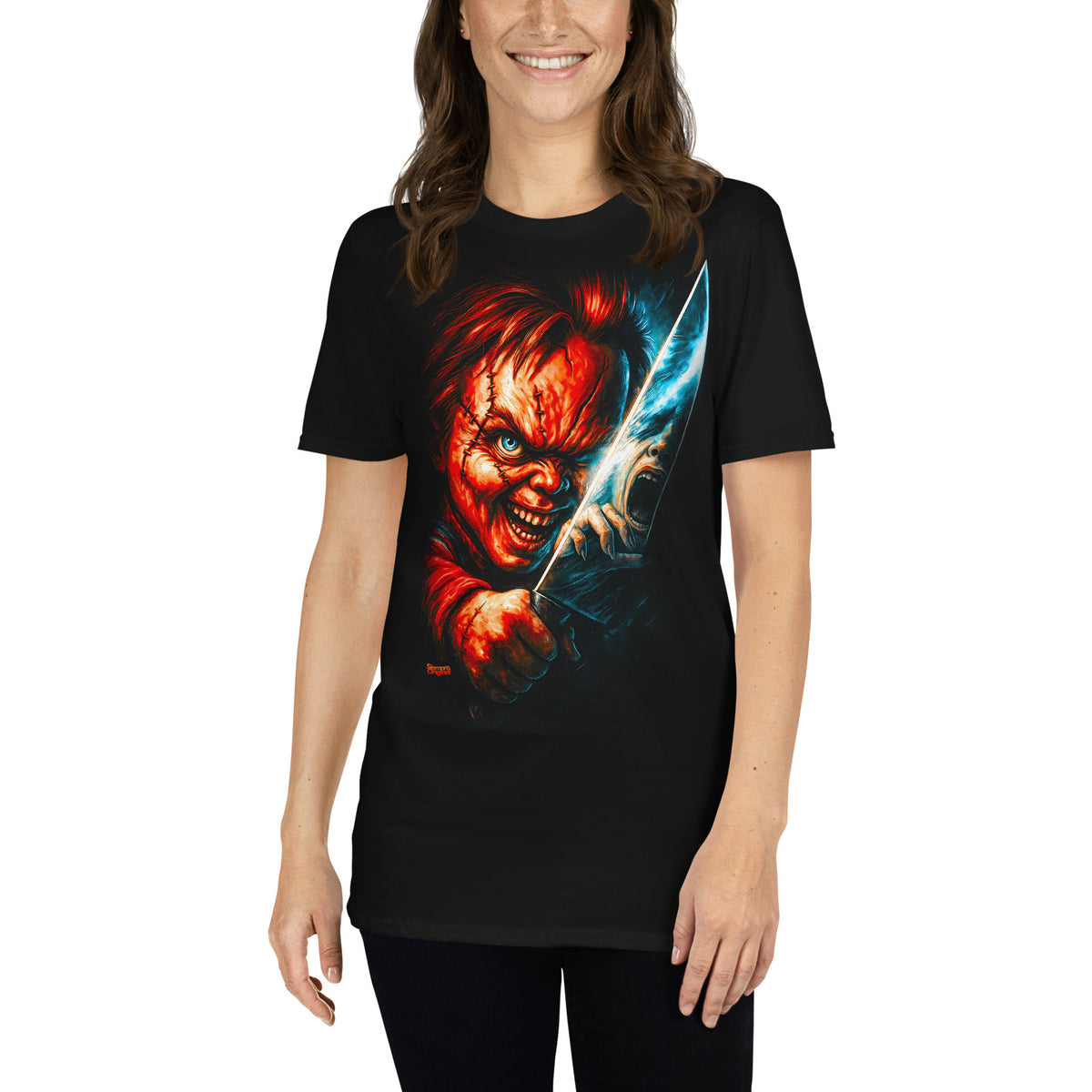 Mujer con camiseta negra Muñeco Diabólico inspirada en Chucky con cuchillo