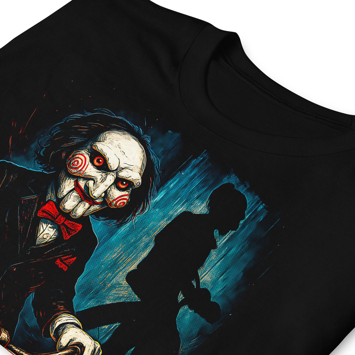 Detalle de camiseta negra inspirada en Billy de Saw con triciclo