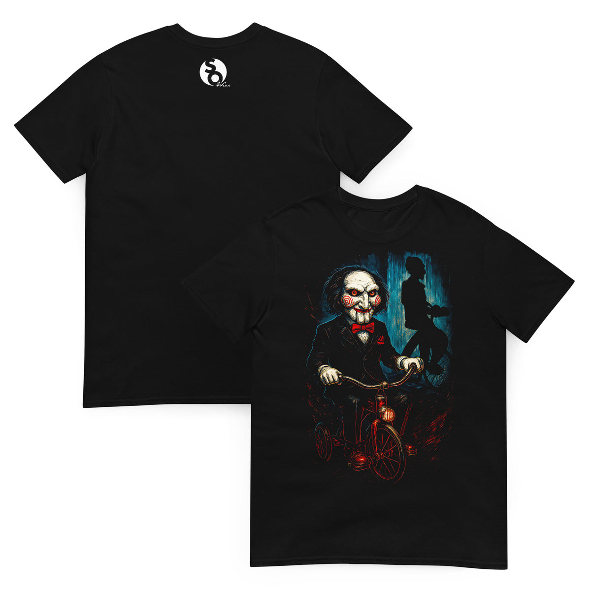 Camiseta negra inspirada en Billy de Saw con triciclo delante y logo SO Wear detrás