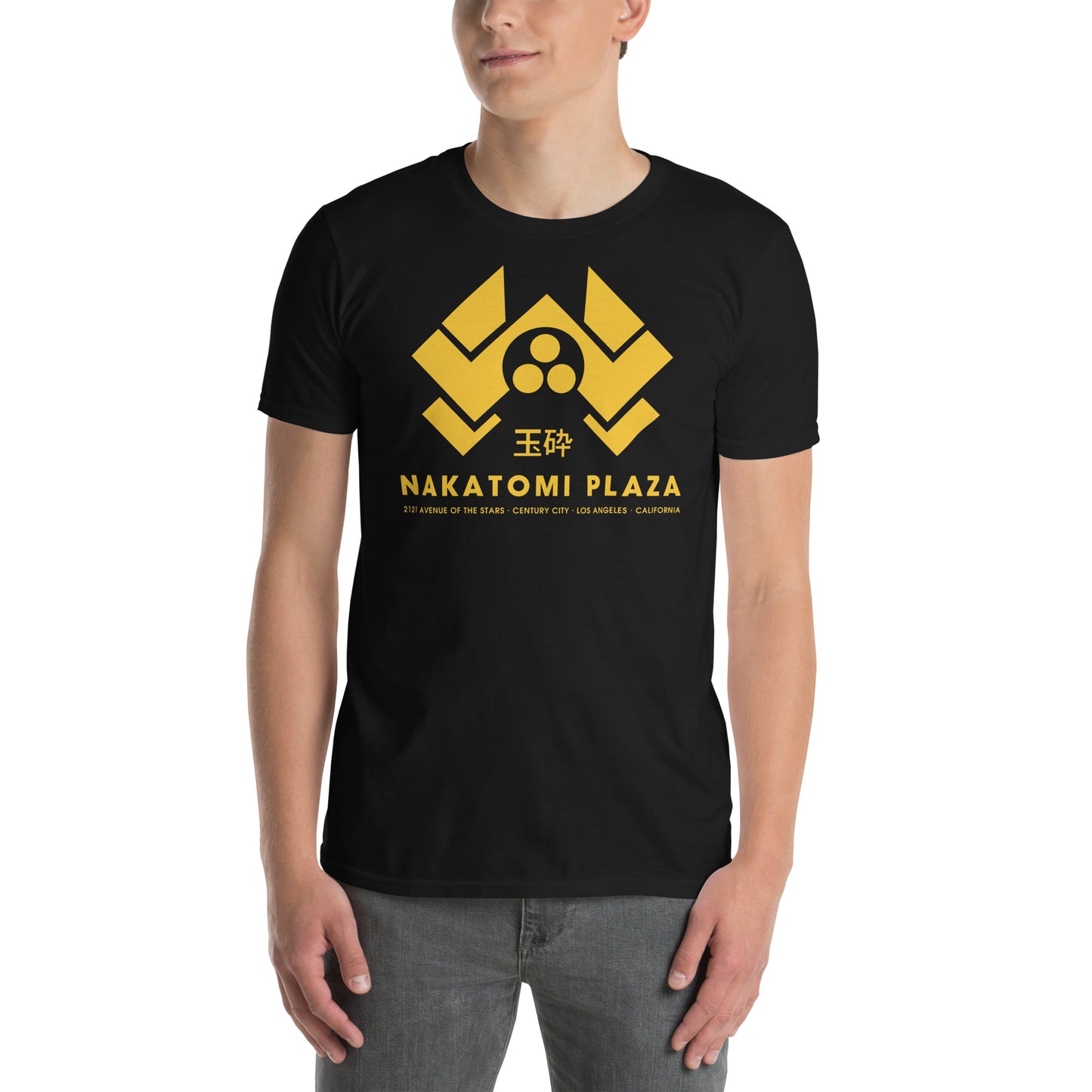hombre con camiseta nakatomi plaza la jungla de cristal negra