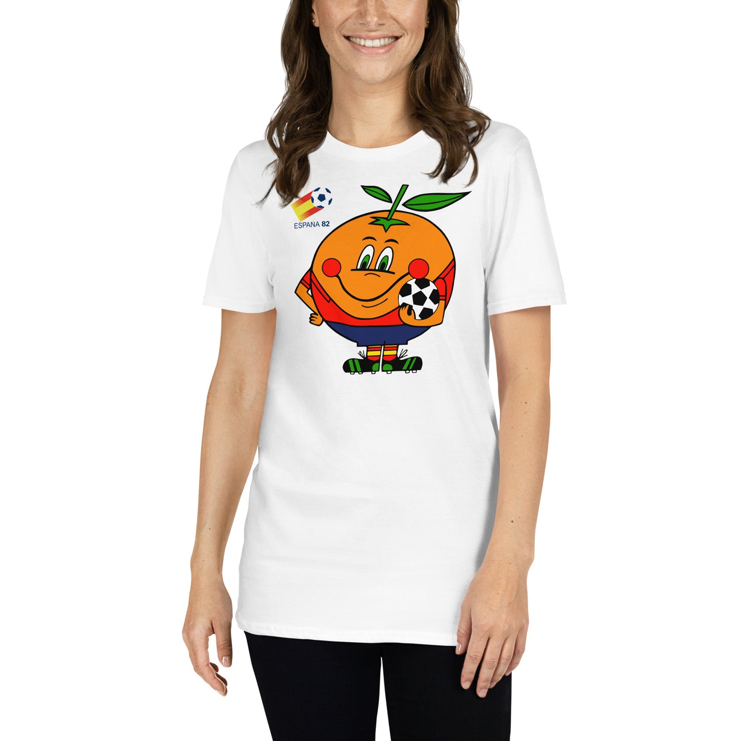 mujer con camiseta naranjito espana 82 blanca
