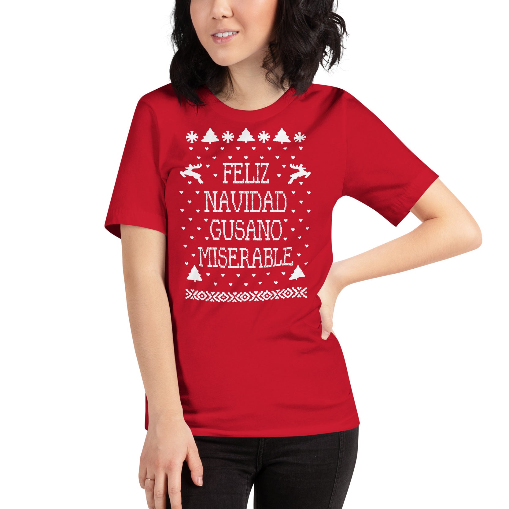 mujer con camiseta feliz navidad gusano miserable solo en casa roja