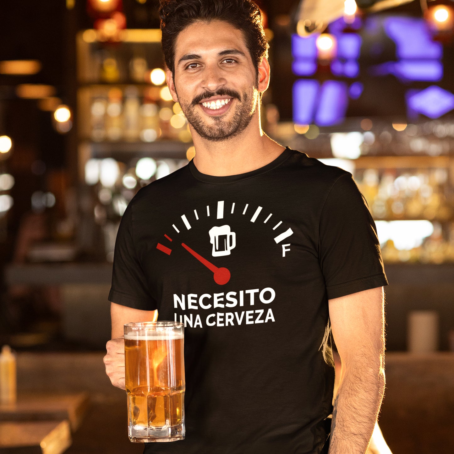 hombre con camiseta necesito una cerveza negra