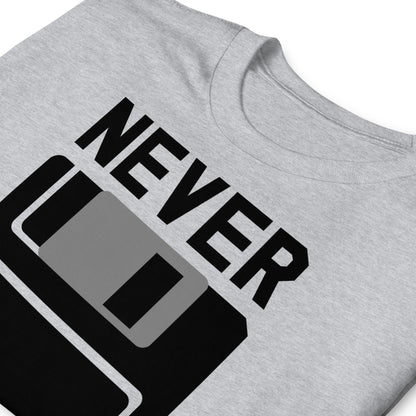detalle de camiseta never forget disquete gris