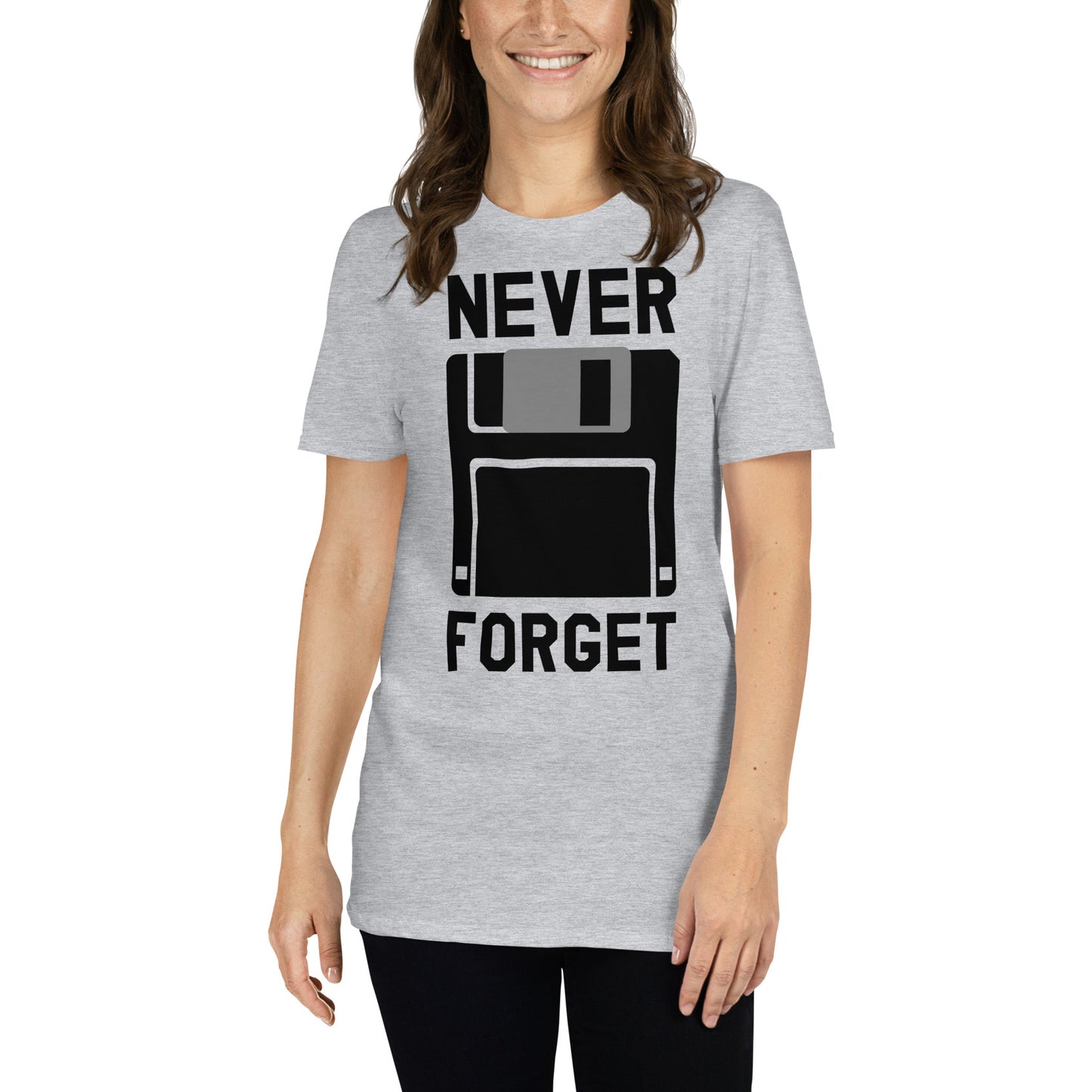 mujer con camiseta never forget disquete gris