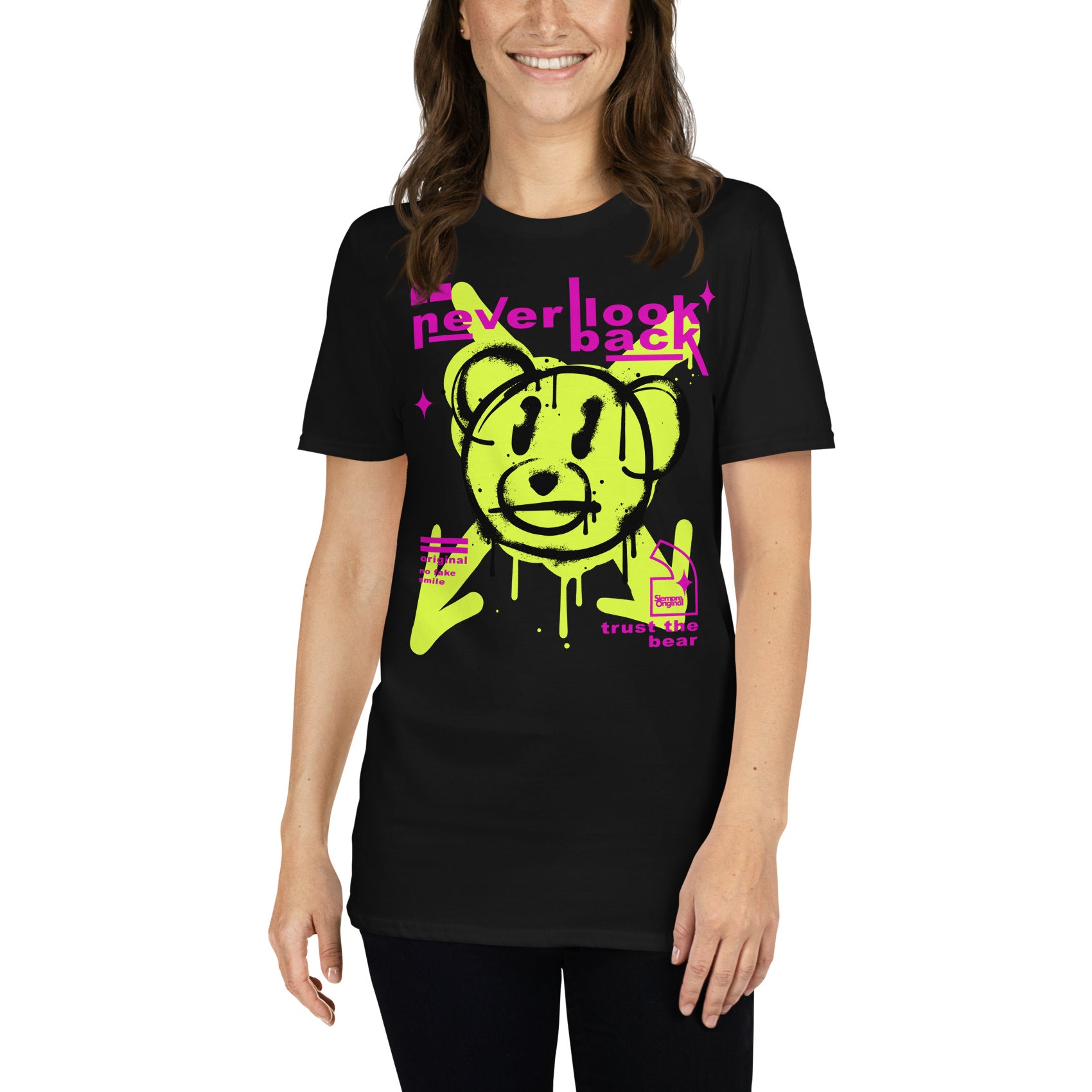 mujer con camiseta never look back teddy bear siempre original urban en color negro
