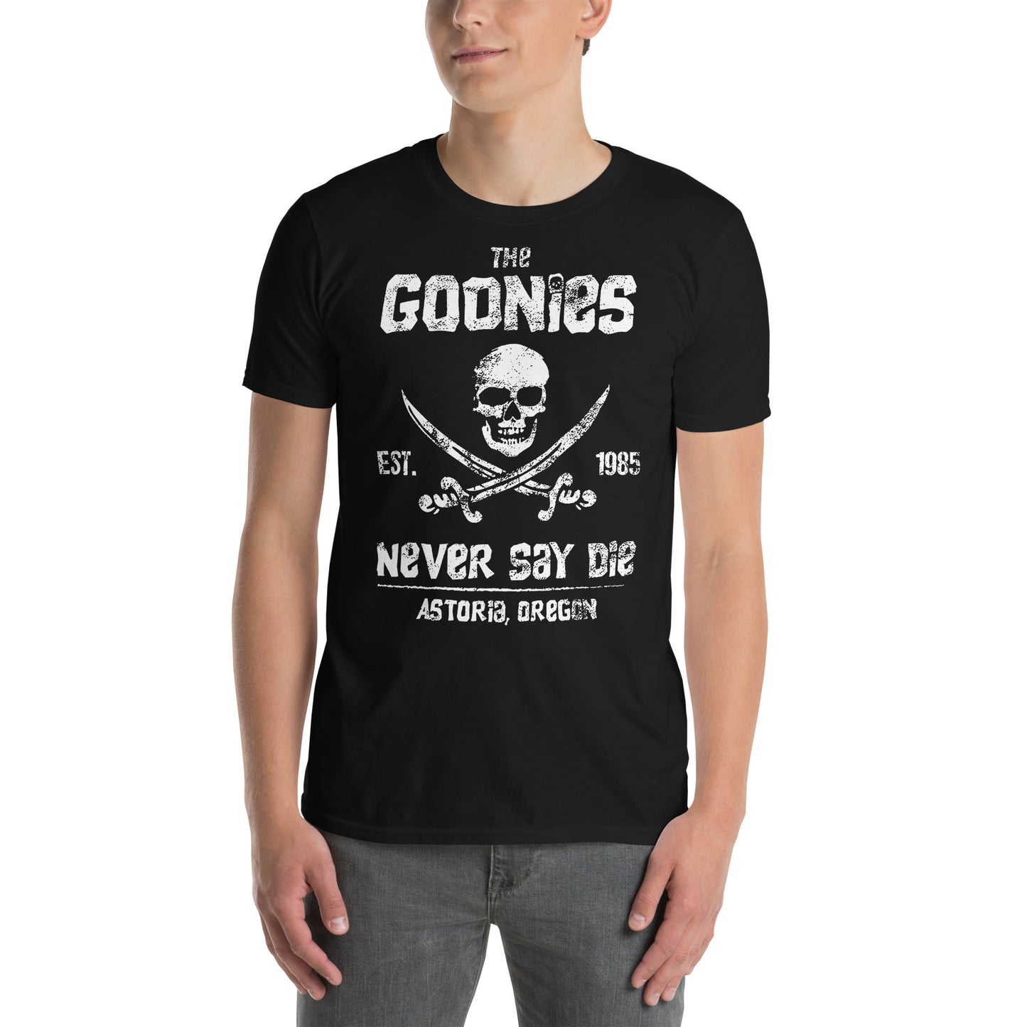 hombre con camiseta never say die the goonies en color negro