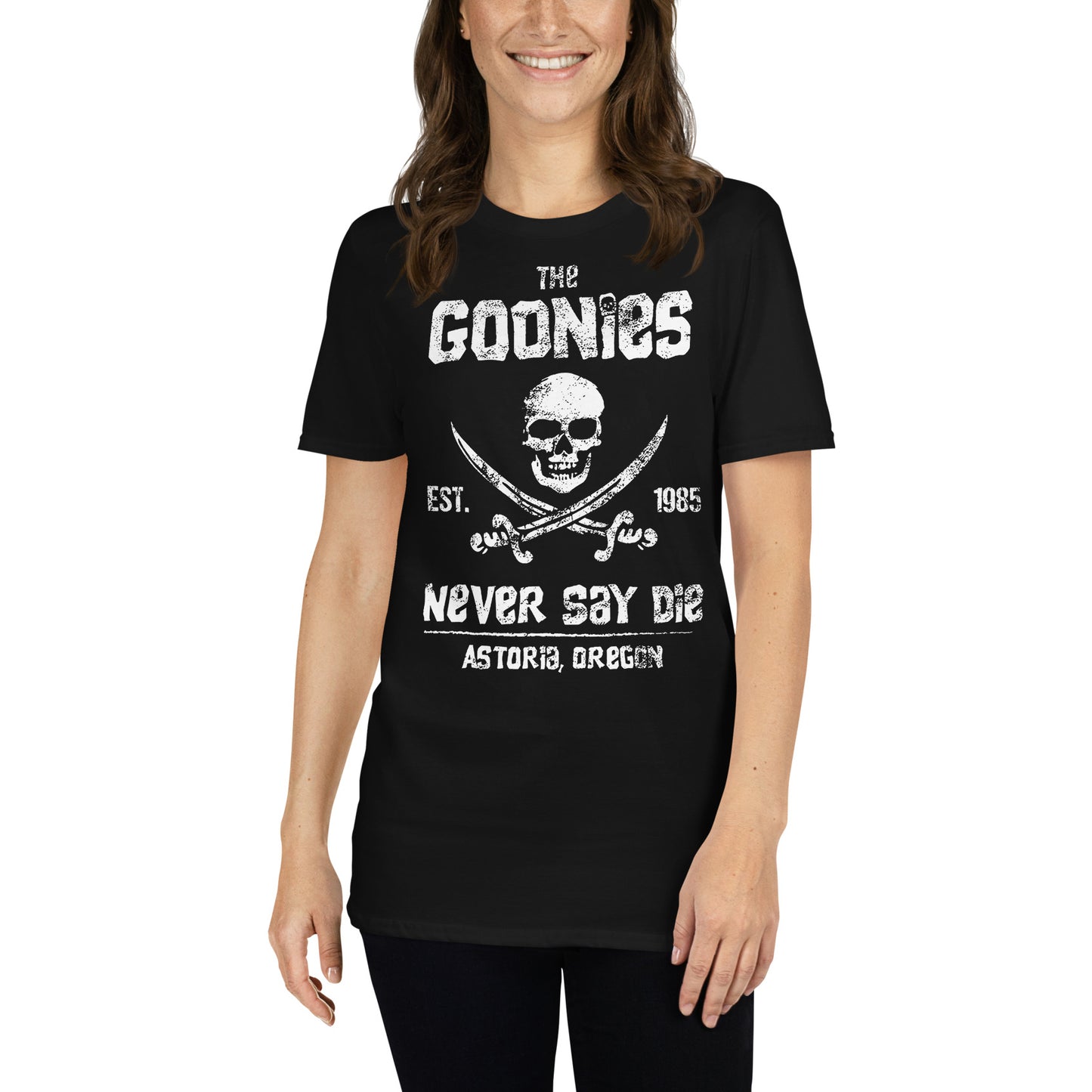 mujer con camiseta never say die the goonies en color negro