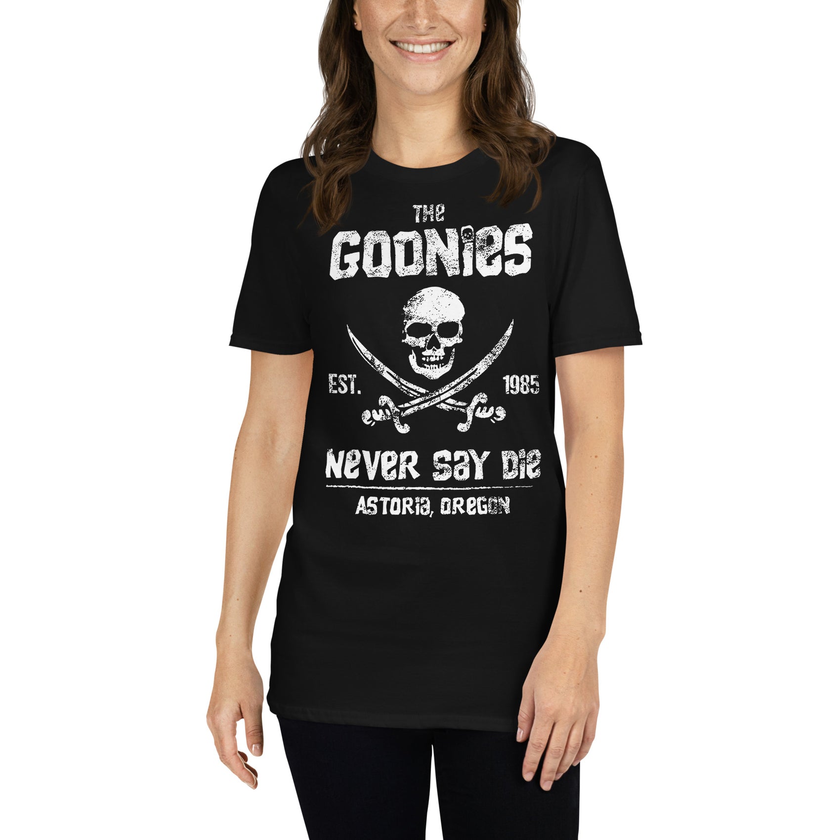 mujer con camiseta never say die the goonies en color negro