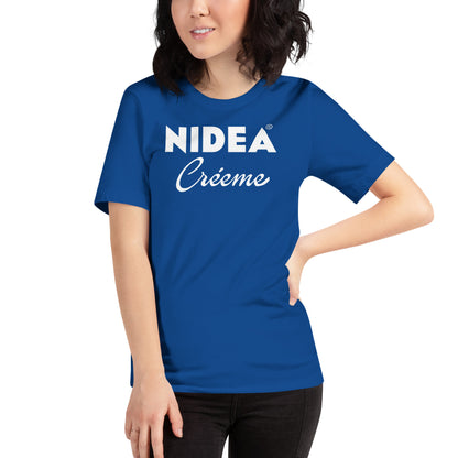 mujer con camiseta nidea creeme nivea azul royal