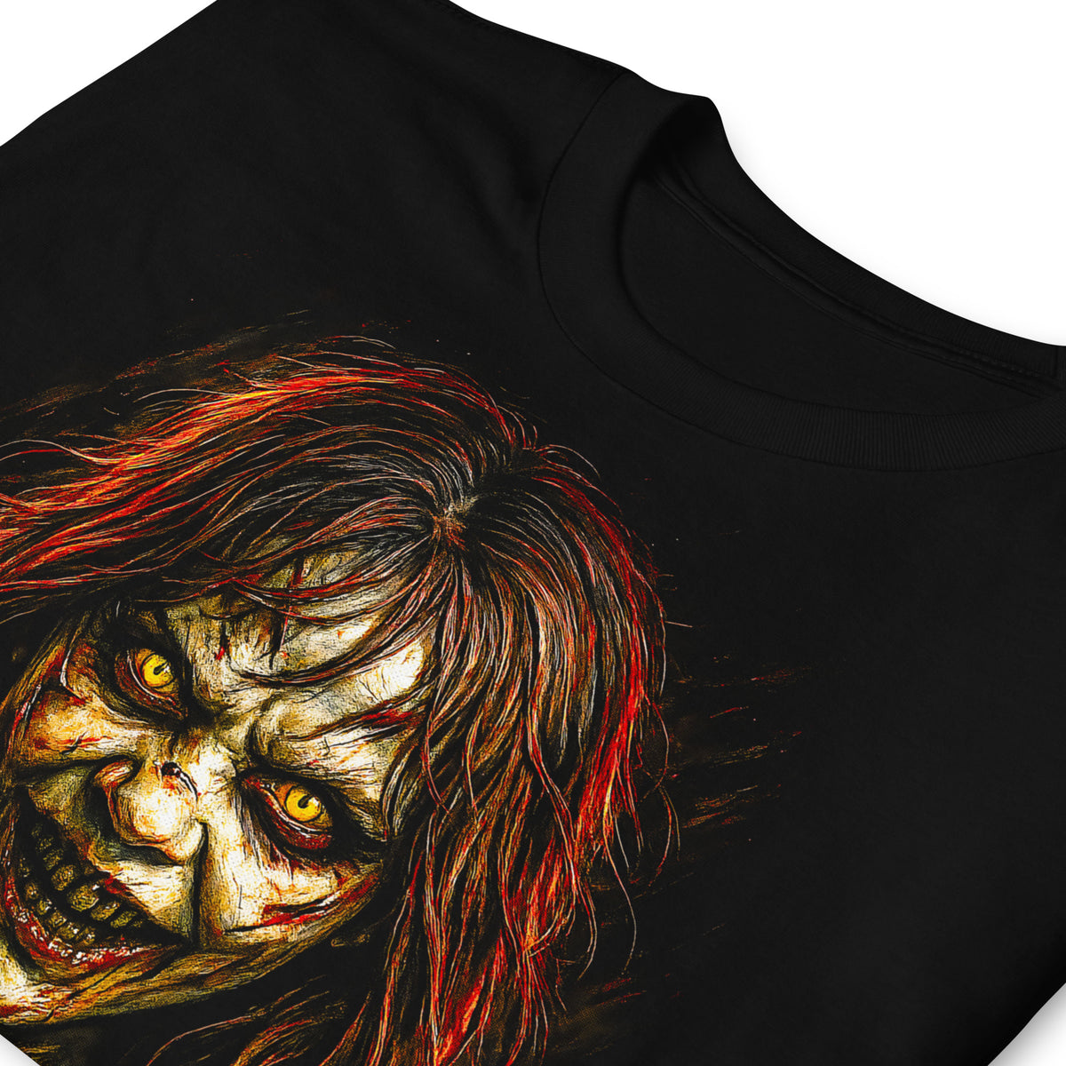 Detalle de camiseta negra Niña Poseída inspirada en Regan de El Exorcista