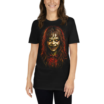 Mujer con camiseta negra Niña Poseída inspirada en Regan de El Exorcista