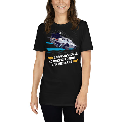 mujer con camiseta no necesitamos carreteras delorean negra