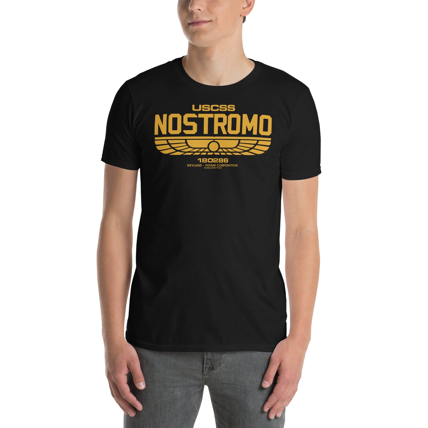 hombre con camiseta nostromo alien negra
