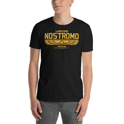 hombre con camiseta nostromo alien negra