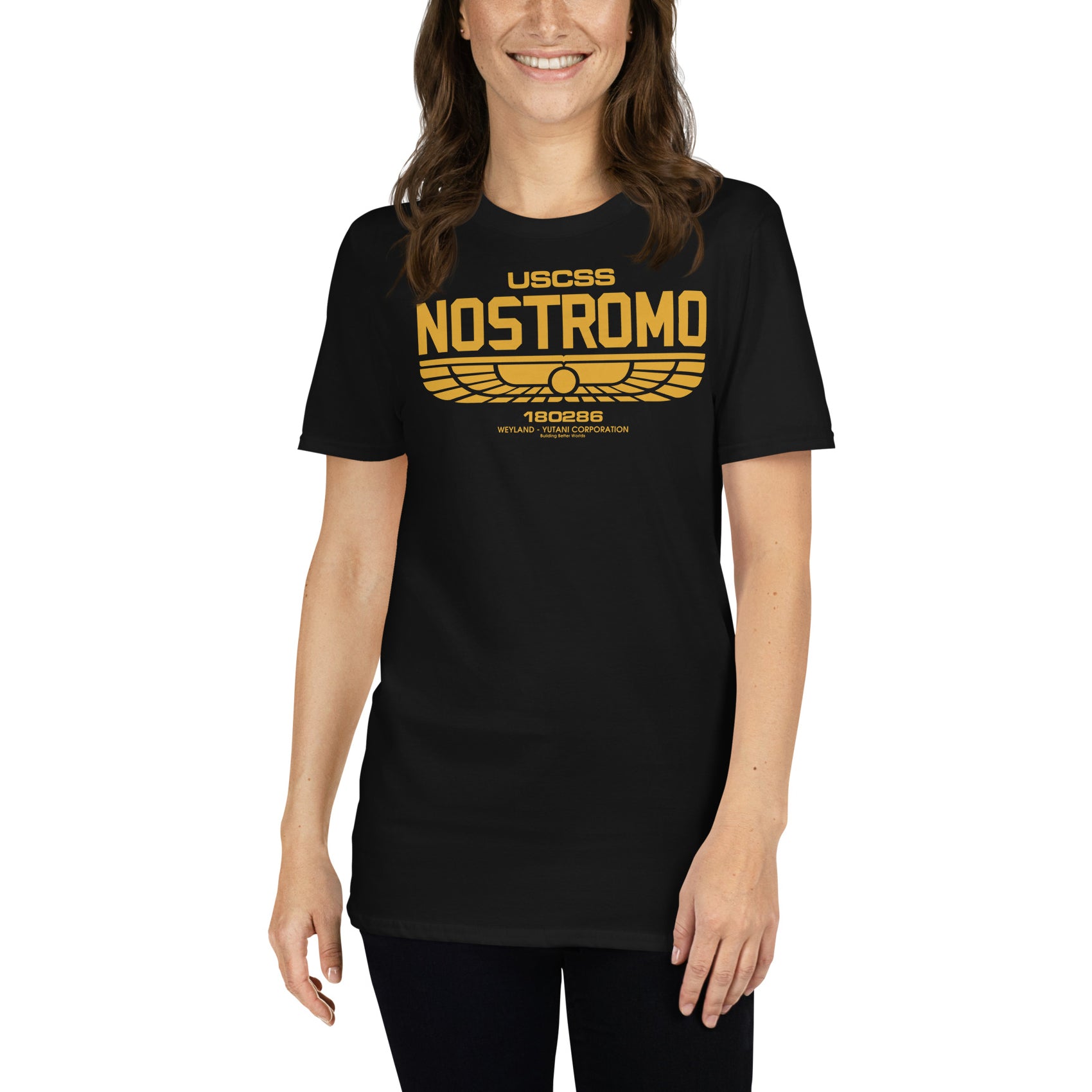 mujer con camiseta nostromo alien negra