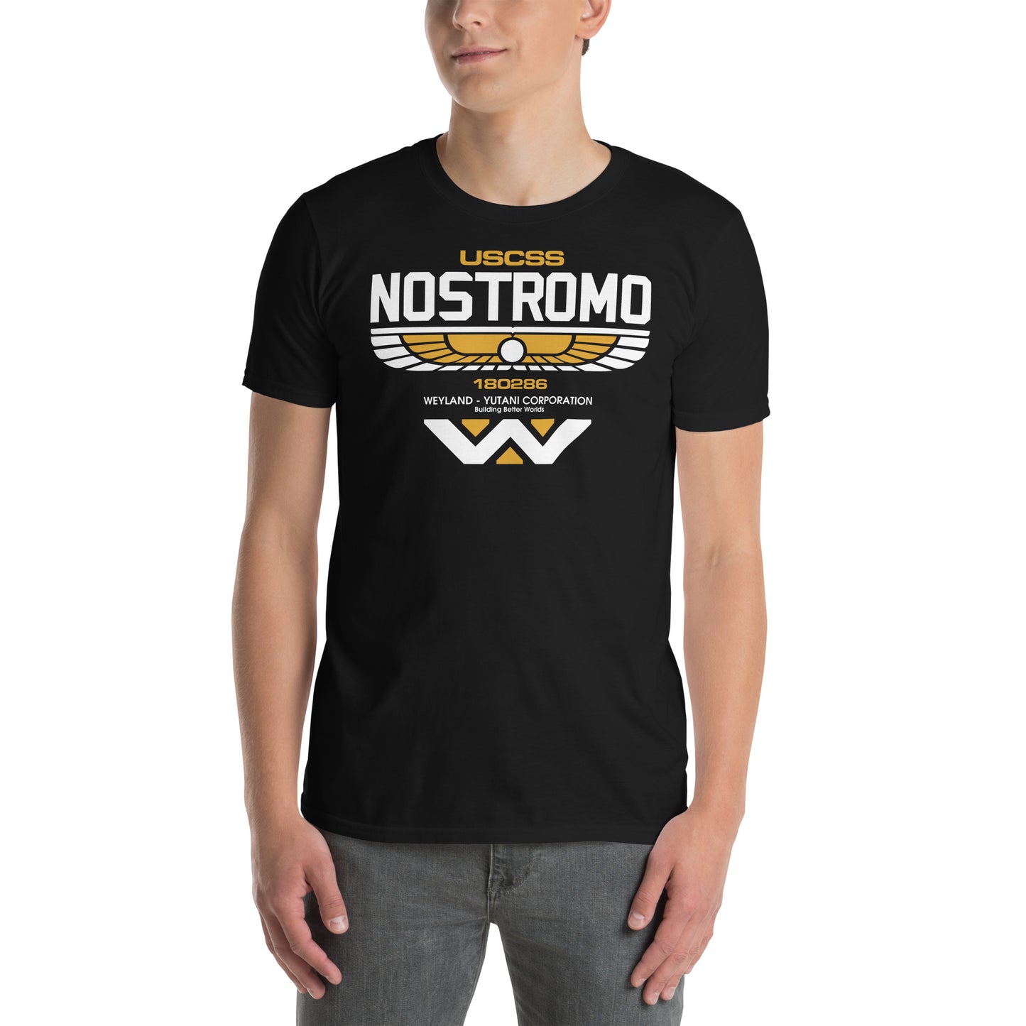 hombre con camiseta nostromo weyland alien negra