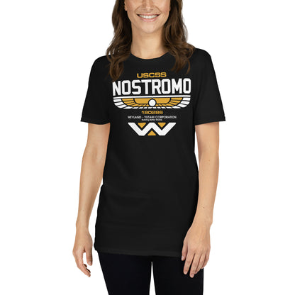 mujer con camiseta nostromo weyland alien negra