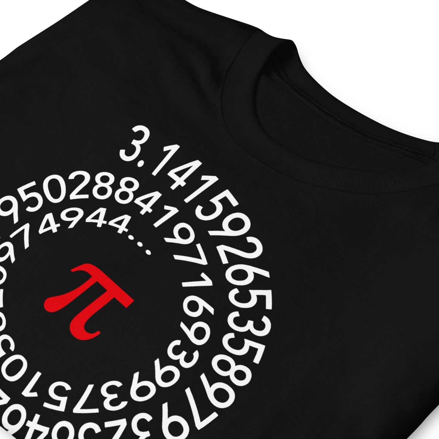 detalle de camiseta numero pi negra