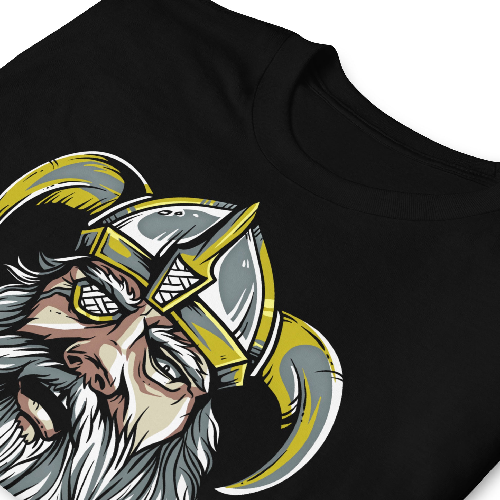 detalle de camiseta odin dios vikingo negra