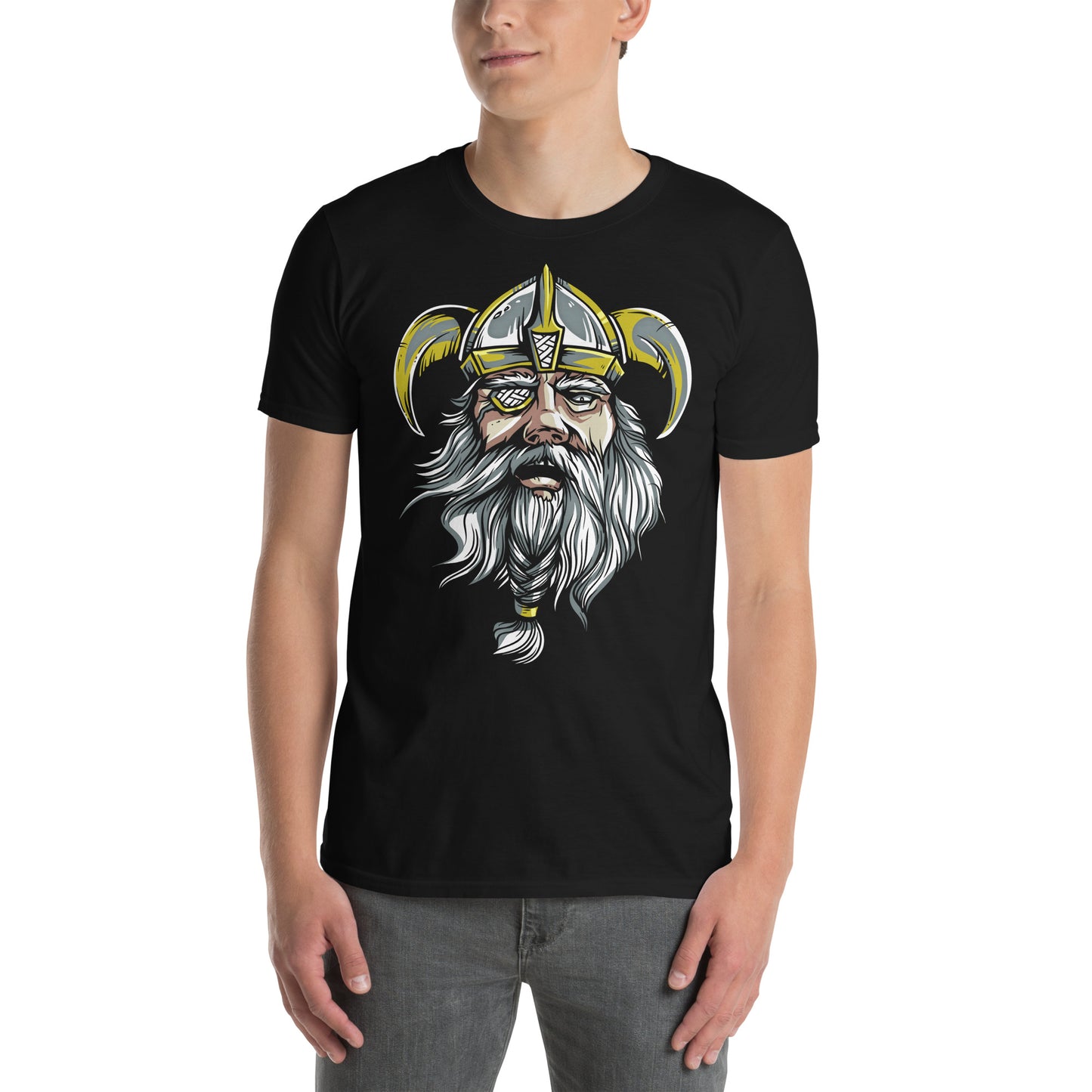 hombre con camiseta odin dios vikingo negra