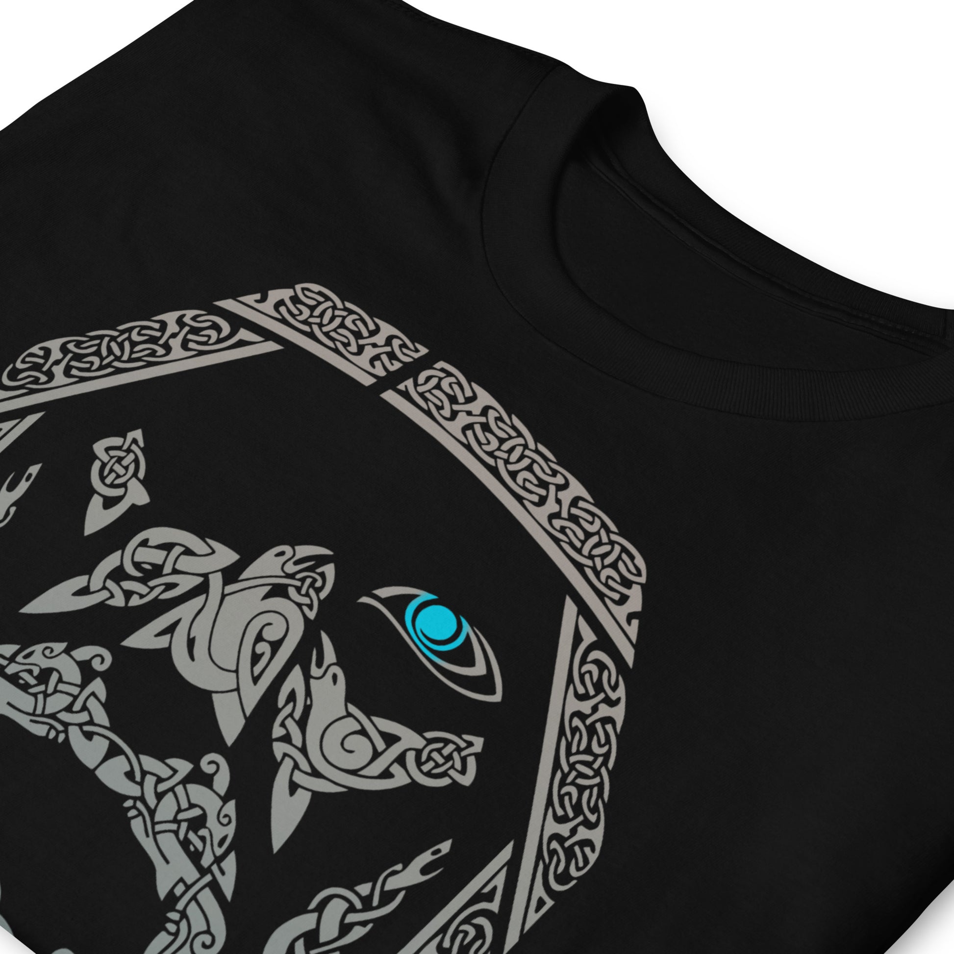 detalle de camiseta odin nudos vikingos negra