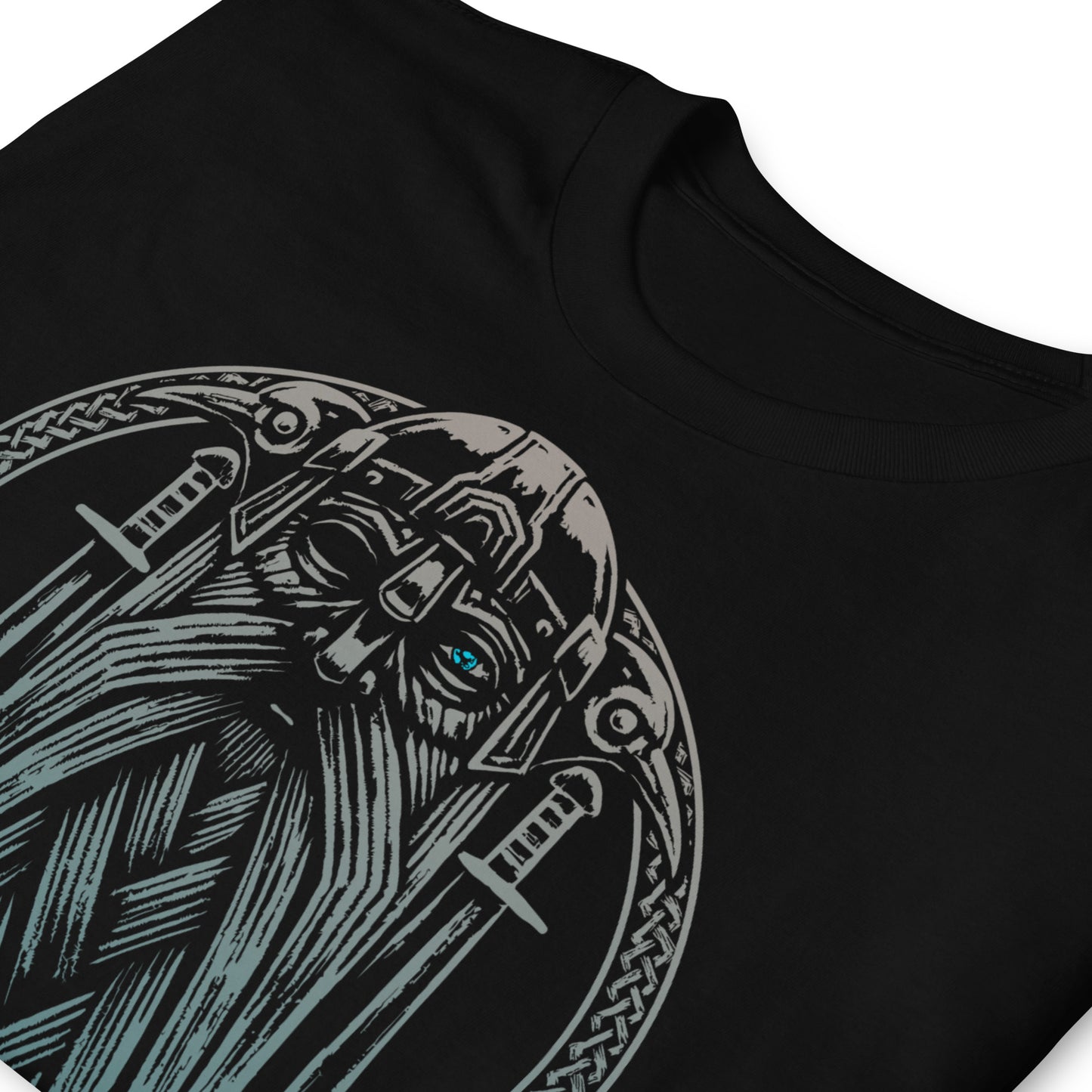 detalle de camiseta odin vikingo negra