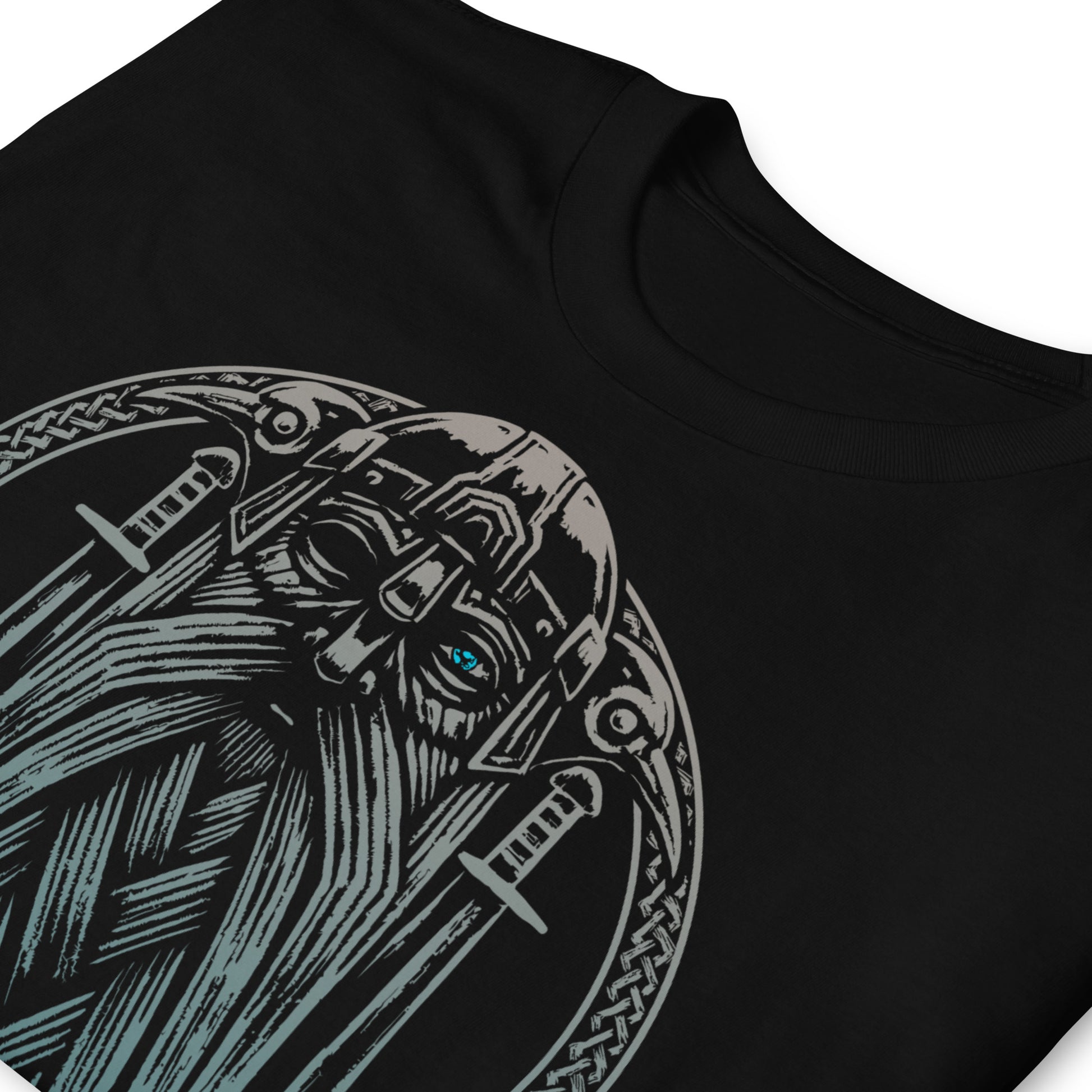 detalle de camiseta odin vikingo negra