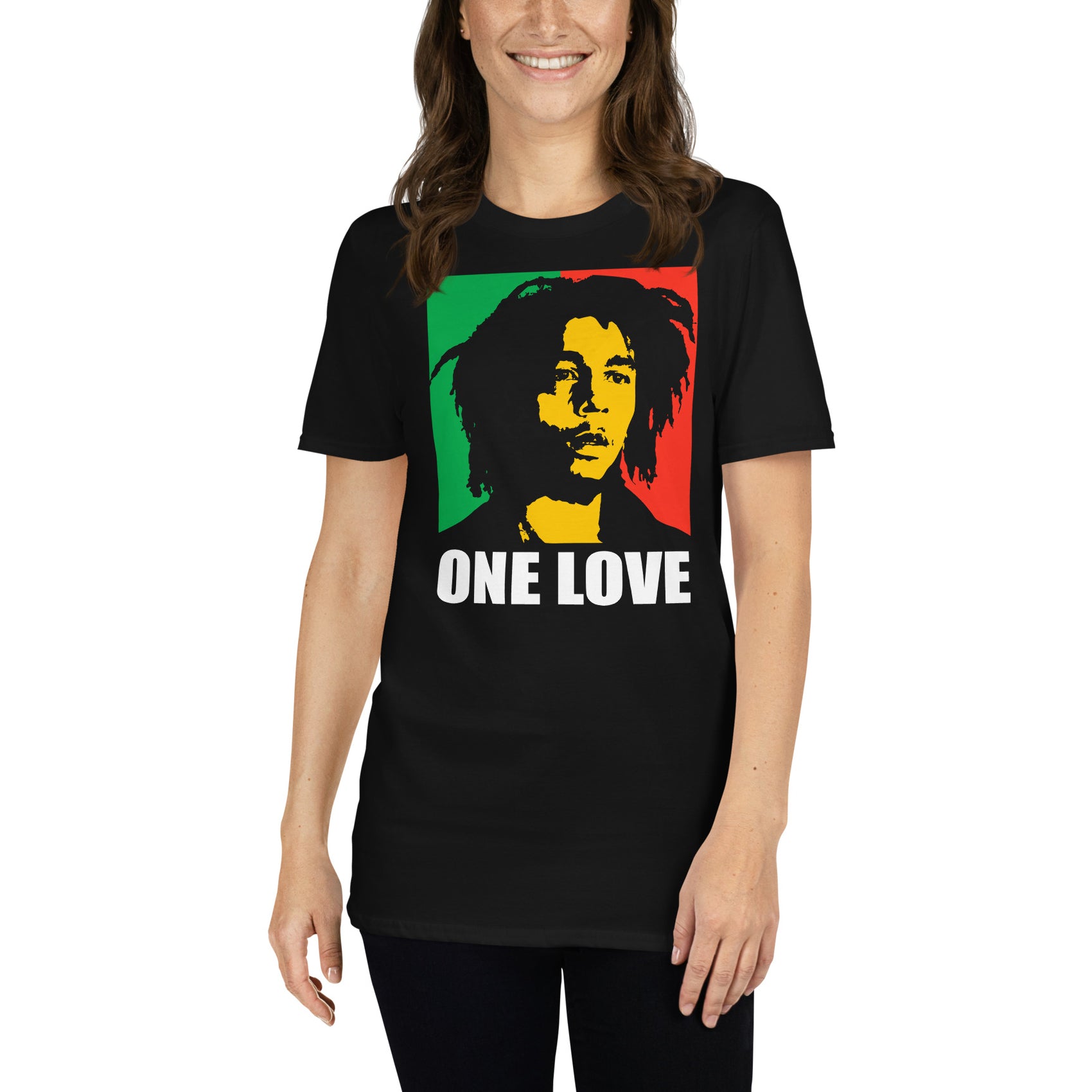 mujer con camiseta one love reggae negra
