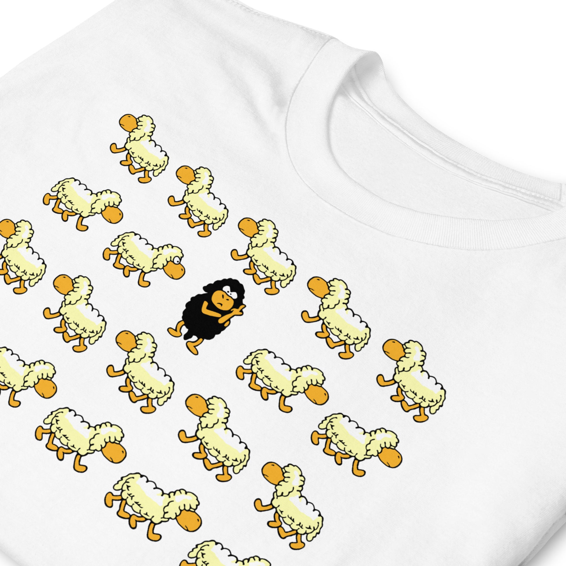 detalle de camiseta oveja negra color blanco