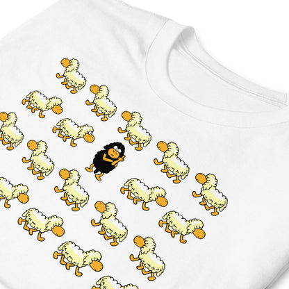 detalle de camiseta oveja negra color blanco