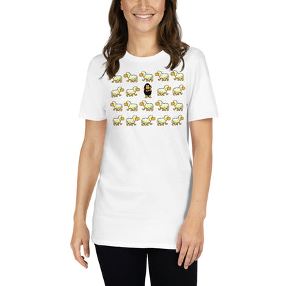 mujer con camiseta oveja negra blanca