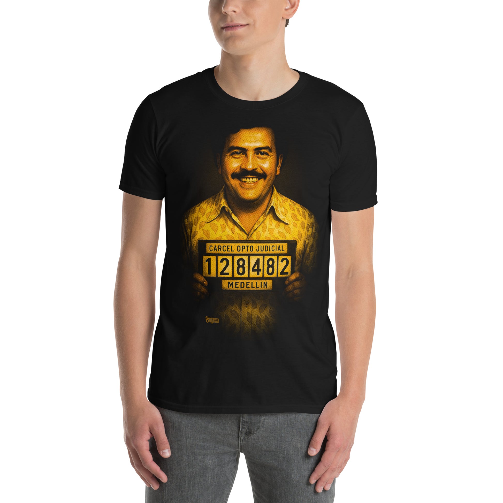 hombre con camiseta pablo escobar foto carcel medellin negra