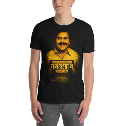 hombre con camiseta pablo escobar foto carcel medellin negra