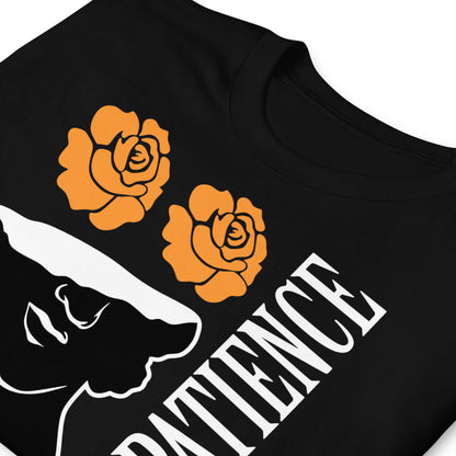 detalle de camiseta paciencia arte clasico negra
