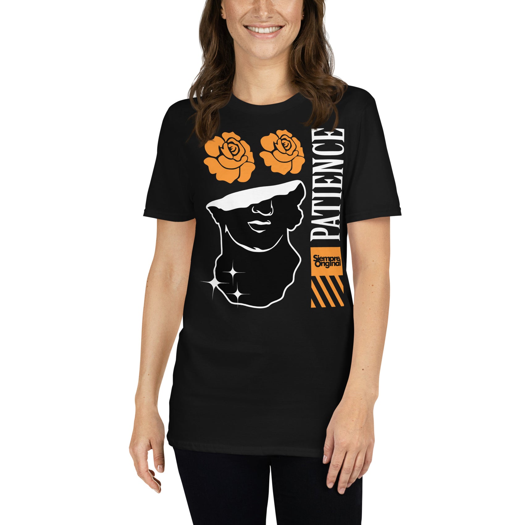 mujer con camiseta patience siempre original urban en color negro