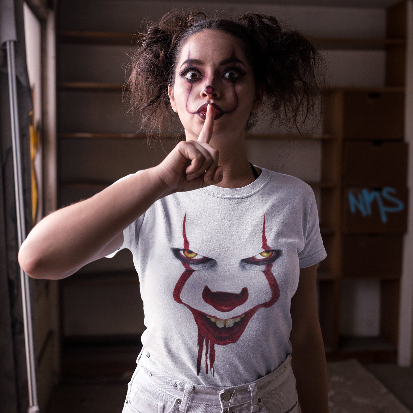 mujer con camiseta payaso pennywise it blanca