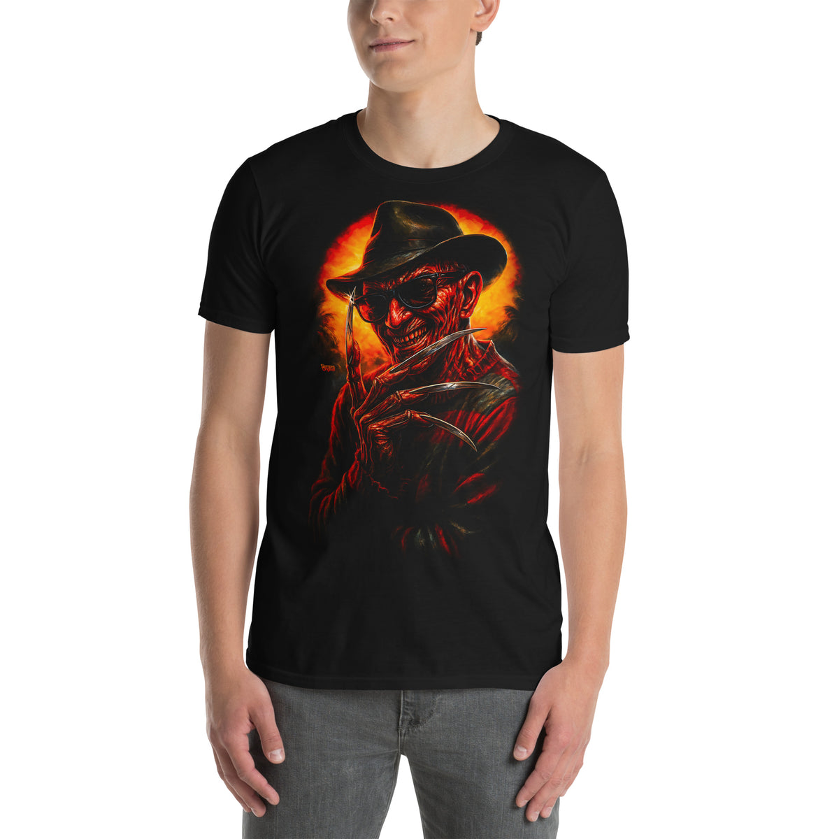 Hombre con camiseta negra inspirada en Freddy Krueger de Pesadilla en Elm Street 