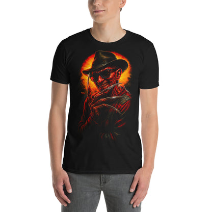 Hombre con camiseta negra inspirada en Freddy Krueger de Pesadilla en Elm Street 