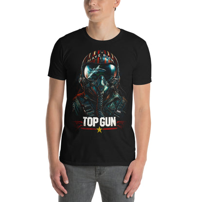 hombre con camiseta piloto maverick top gun negra