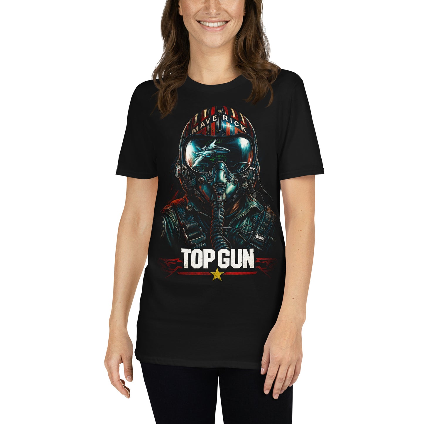 mujer con camiseta piloto maverick top gun negra