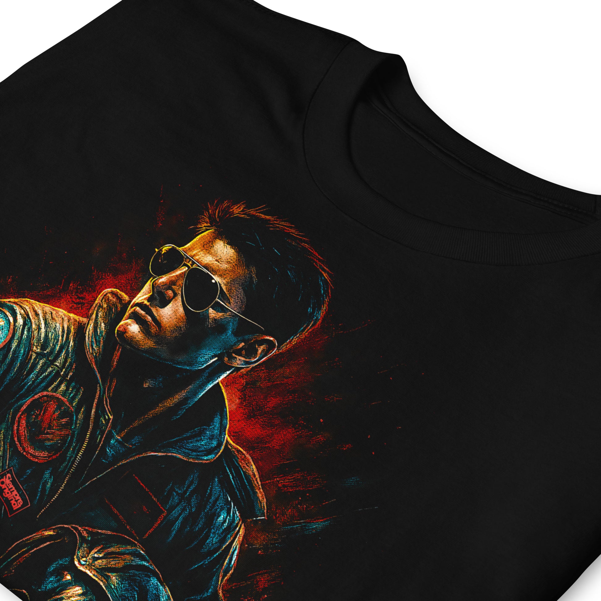 detalle de camiseta piloto maverick top gun negra