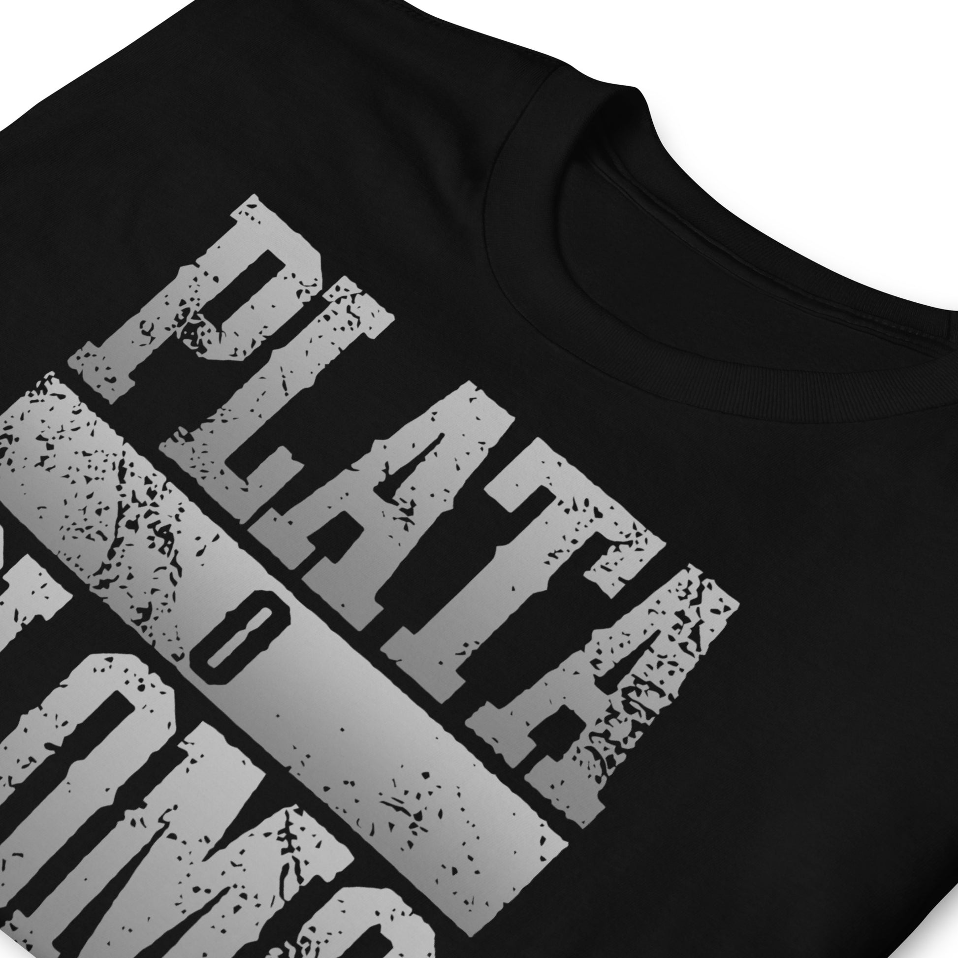 detalle de camiseta plata o plomo escobar negra