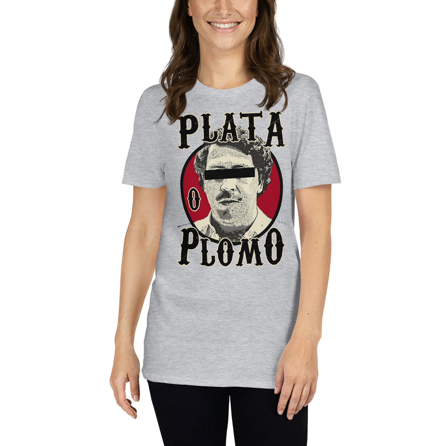 mujer con camiseta plata o plomo pablo escobar gris