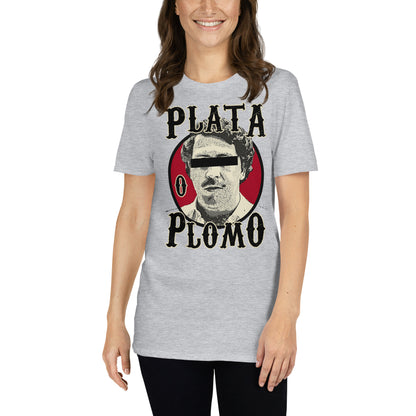 mujer con camiseta plata o plomo pablo escobar gris